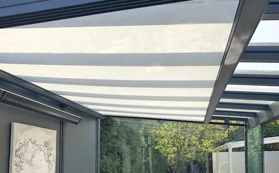 Weisse Unterdachmarkise im Wintergarten von Ambitop