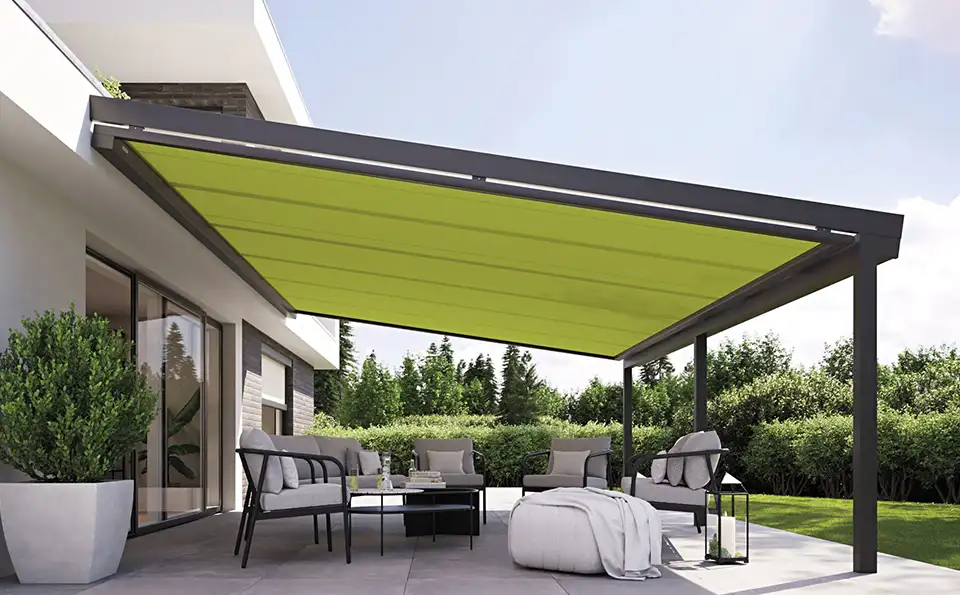 Grüne Unterdachmarkise am Terrassendach von Ambitop