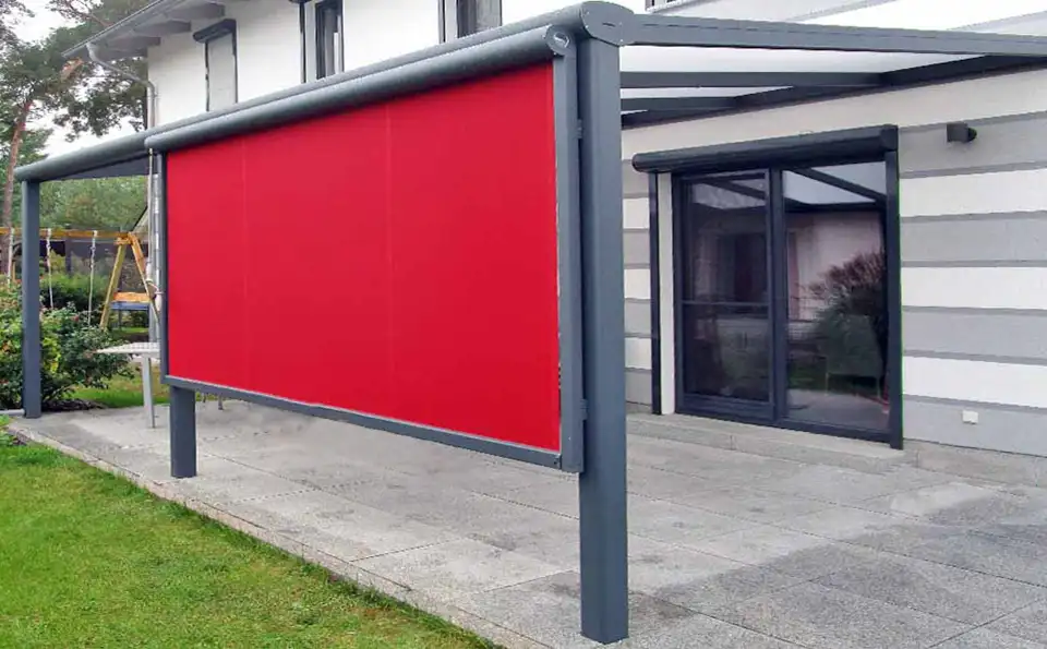 Rote Seitenmarkise an einem Terrassendach von Ambitop
