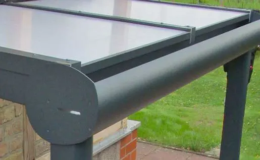 Foto zeigt eine Dachrinnenlösung an einem Terrassendach. Die Dachrinne befindet sich in einem Aluminiumprofil und ist daher optisch unauffällig
